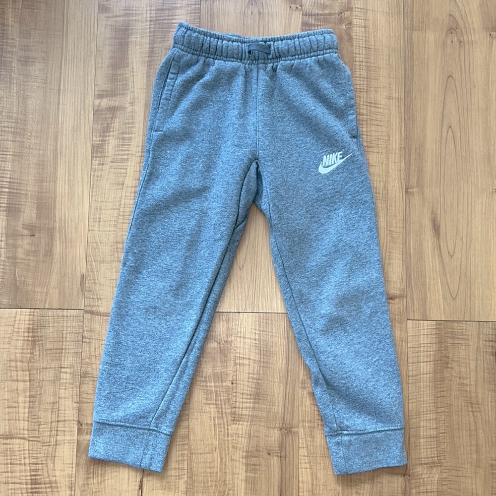 Boys Nike Sweatpants. Grey size 5-6 years